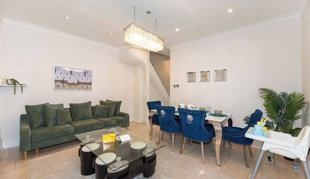 3-Bedroom Ilford House w/Private Garden & FREE Parking - East London, Stratford