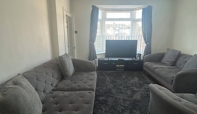 3 Bedroom Modern house with large Private Garden - Pet Friendly!