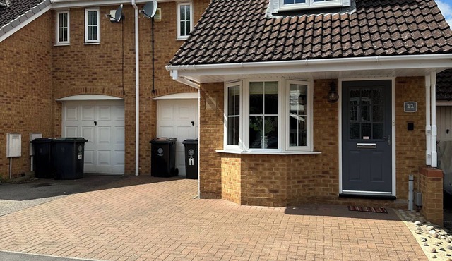 3 Bedroom, Sleeps 5/6, drive and car charger, near Rushden Lakes.