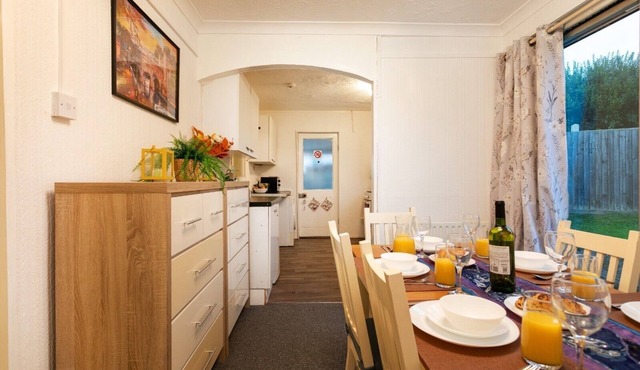 3-beds, Sleeps 5, w/Parking, 10 Mins From Centre
