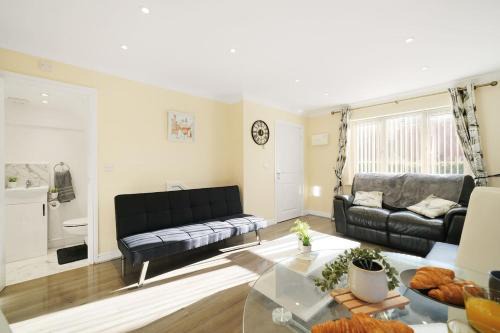 3 BR 5 Beds 3 Bath Private Garden Parking x2 Ideal for Family & Work Stays