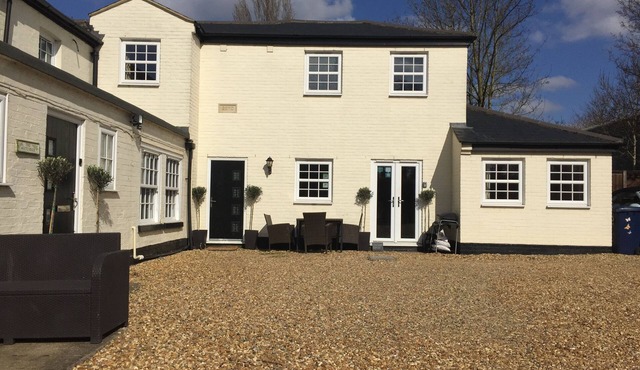 3 BR Ensuite Cottage | Private Garden & Parking