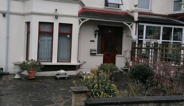 3 Minutes to Train station large town house with 5 bedroom, 6 bed, sleep 8 guest