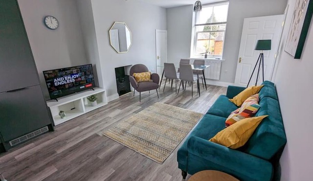 31 High Street - Modern & Stylish 2-bed Apartment - inc parking