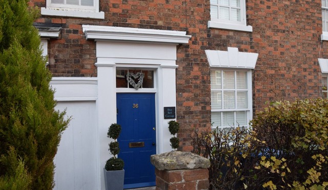 36 BLUE BELL COTTAGE, pet friendly, with hot tub in Tiddington