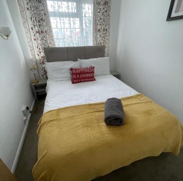 3Bed House Sleeps 6 near Luton Airport w Parking