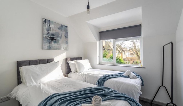 3BR Apartment Near Gerrards Cross for Families & Work, Fast WiFi & Parking