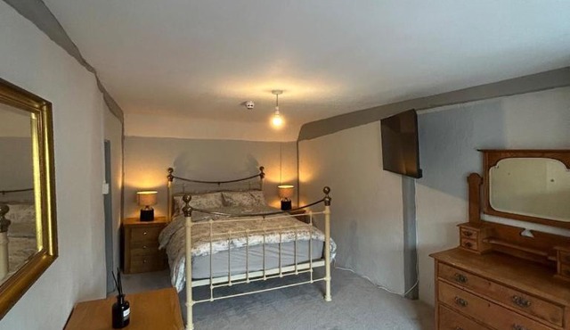 4 Bed Apartment The Windmill 16th Century Pub
