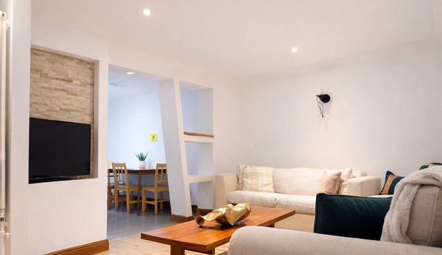 4-Bed Barnwell Retreat- Sleeps10, Garden & Parking
