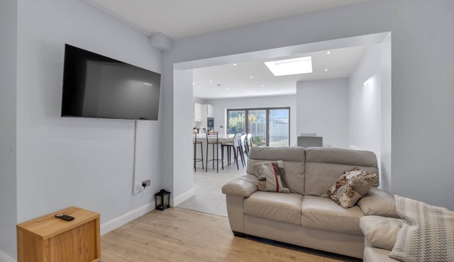 4 Bed House-garden-parking-15 min Elizabeth Line