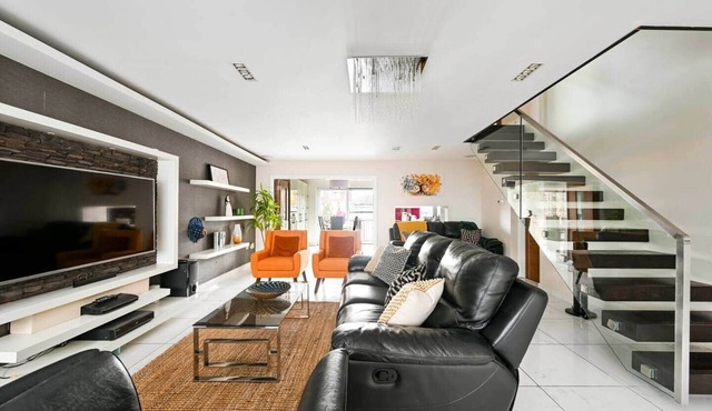 4-Bed House Sleeps 12 Games Room & Garden
