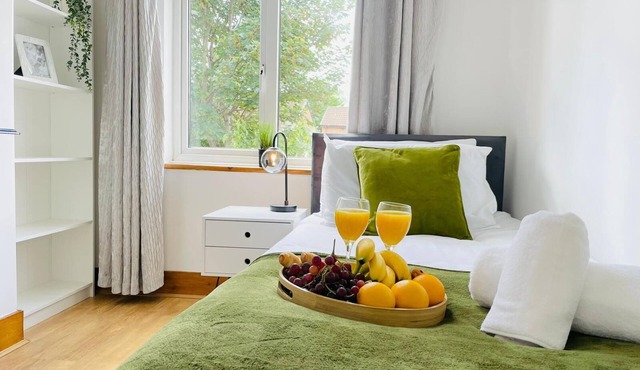 4-Bed House Sleeps 7 with Garden
