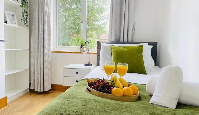 4-Bed House Sleeps 7 with Garden
