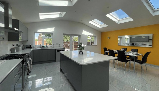 4 Bed House Sleeps 8 - Enclosed Garden - Parking