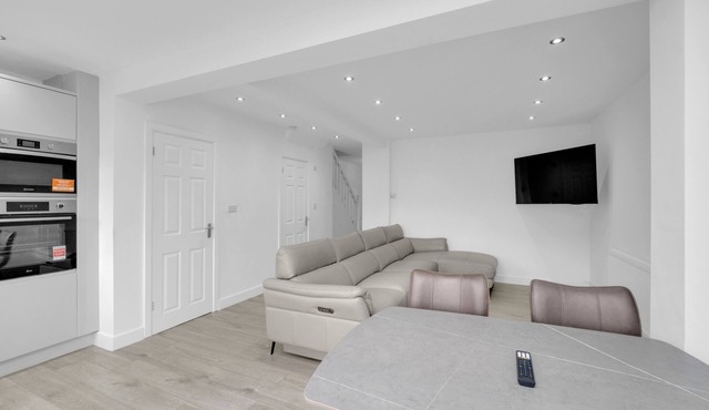 4 Bed - Sleeps 8 - Free Parking - Garden