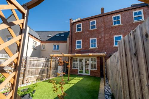 4 Bed Town House 10 min walk to Bicester Village - Pass the Keys