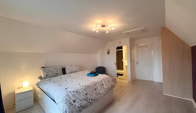 4 Bed Town House with free parking