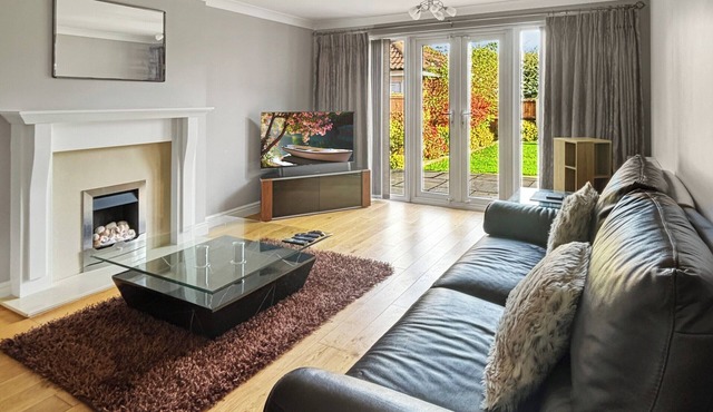 4 bedroom accommodation in Newark