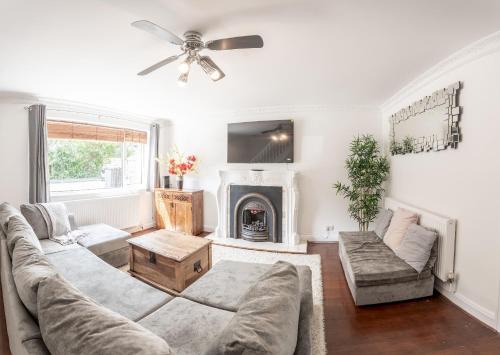 4-Bedroom Home Sleeps 10 Parking Garden - Pass the Keys