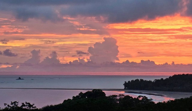 4 bedroom luxury villa with sunset view, close 2 beach in Uvita! Steambath+tub