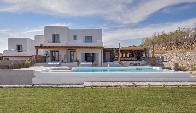 4 Bedroom Villa in Kalafatis and just 800 m. away from the sea