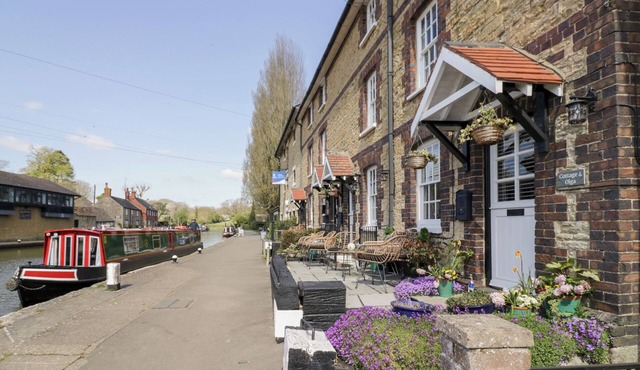 4 CANALSIDE COTTAGES, pet friendly, with a garden in Roade