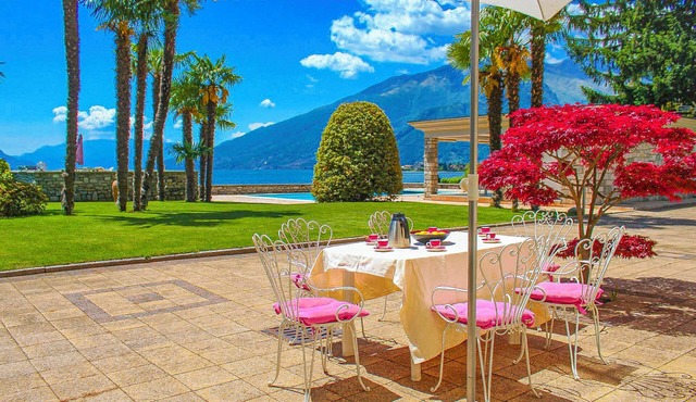 4-room apartment with pool, terrace, sunbathing area and lake access