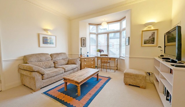 4 The Clockhouse , Midhurst - sleeps 4 guests in 2 bedrooms