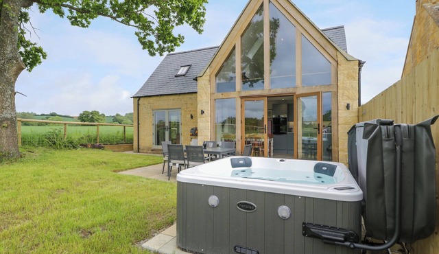 4 WELLACRES COTTAGE, pet friendly, with hot tub in Moreton-In-Marsh
