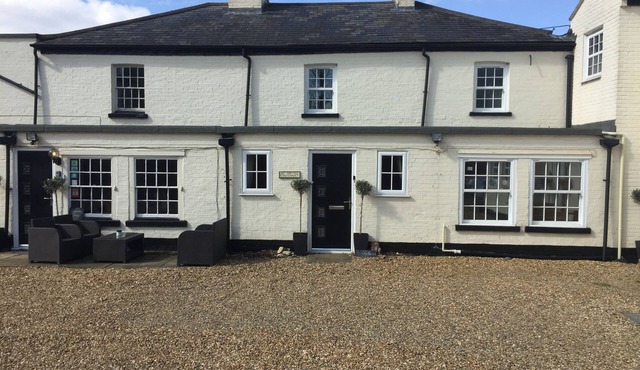 4BR & 4 Bath Cottage | Parking | Garden | St Neots