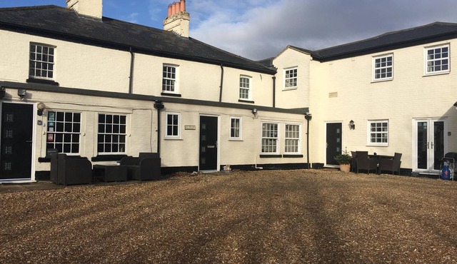 4BR & 4 Bathroom Cottage Parking Garden Near St Neots