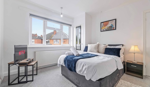 4BR Leicester House - Sleeps 8 - Free Parking