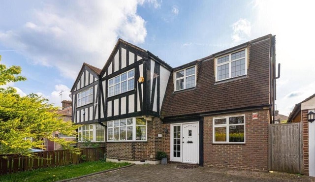 5-Bed House - Sleeps 10 - Garden - Parking