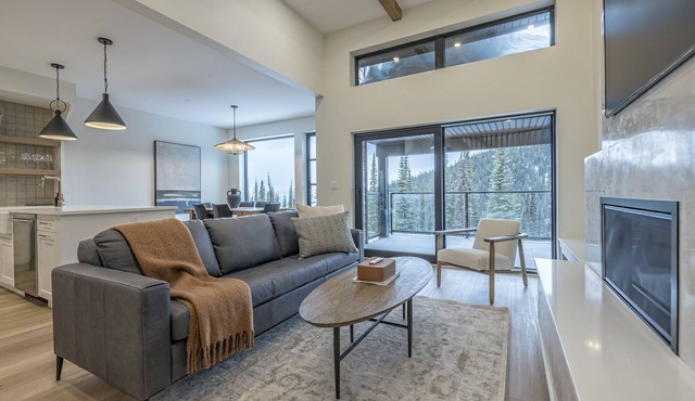 5 bedroom home with direct ski access, sauna, private laundry and garage