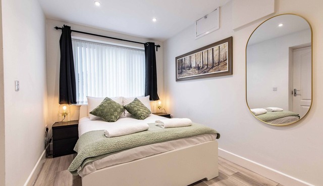 5-Bedroom House in Central Nottingham – Sleeps 9