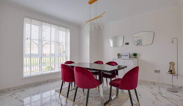 5 Bedroom House with Free Parking. Only 30 mins to Bond Street Station.