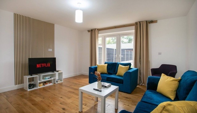 5-Br House, Sleeps 9, Free Parking, Monthly Saving