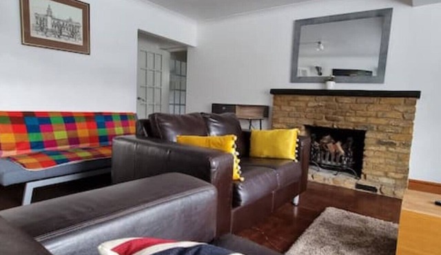 5 double beds in a detached house in Cheshunt with free parking.