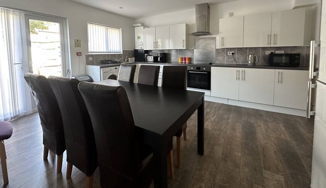 5 Minute Walk to Central London Tube Modern 3 bed House
