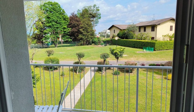 5 minutes from the lake house with garden in residence with swimming pool