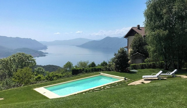 5-room villa with pool and dream lake view in a quiet and sunny south-facing location all day long