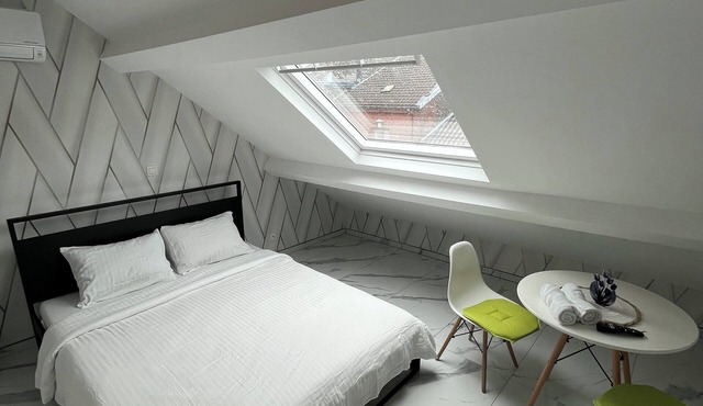 5 suites-2 kitchens-5 bathrooms