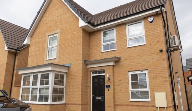 5 Swiftsure - Stunning 4 Bed Home, free parking