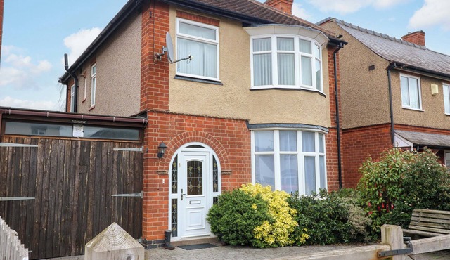 5 WALLACE ROAD, pet friendly, with a garden in Loughborough