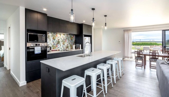 53 Burgundy – Large Group Retreat with Seasonal Communal Pool, Tennis & Expansive Deck