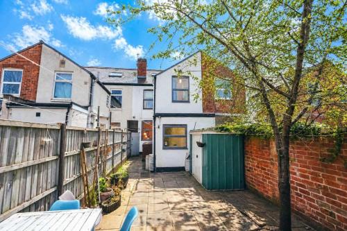6-Bed House with Free Parking, Amazing Kitchen, Sleeping 6-8