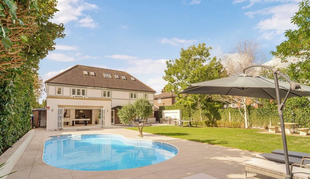 6 bedroom accommodation in Hornchurch