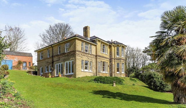 6 bedroom accommodation in Brading, near Sandown