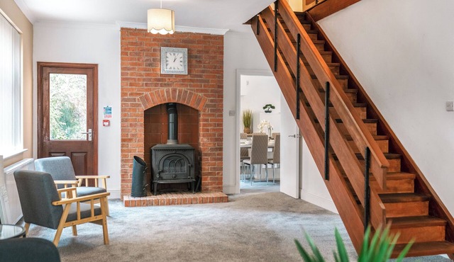 6 bedroom accommodation in Desford