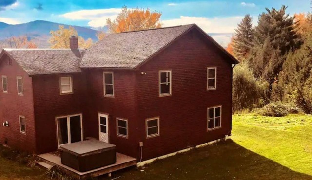 6 bedrooms, 2.5 Bath Willow Tree Lodge with hot tub